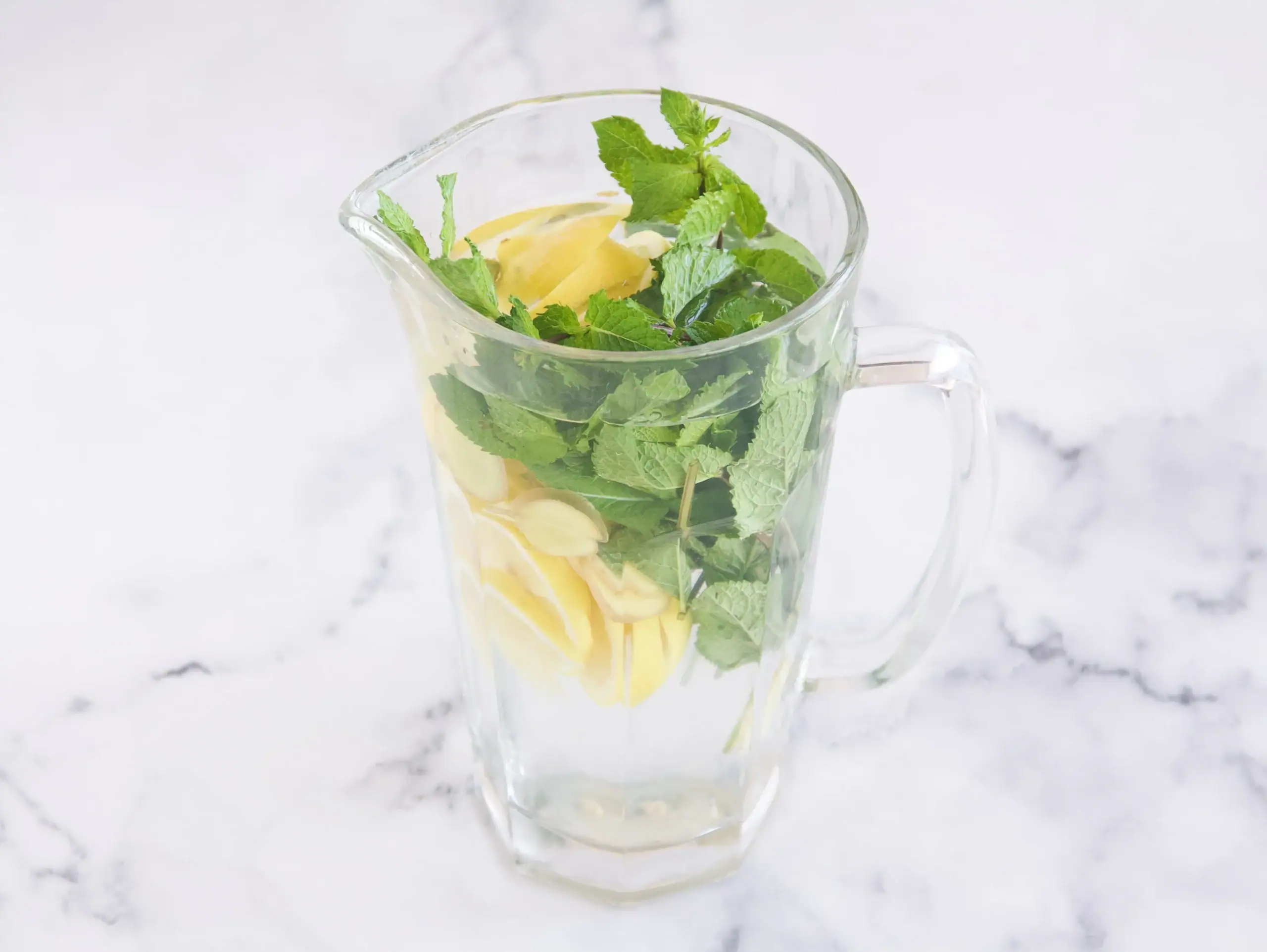 Agua fresca de limón, jengibre y hierbabuena