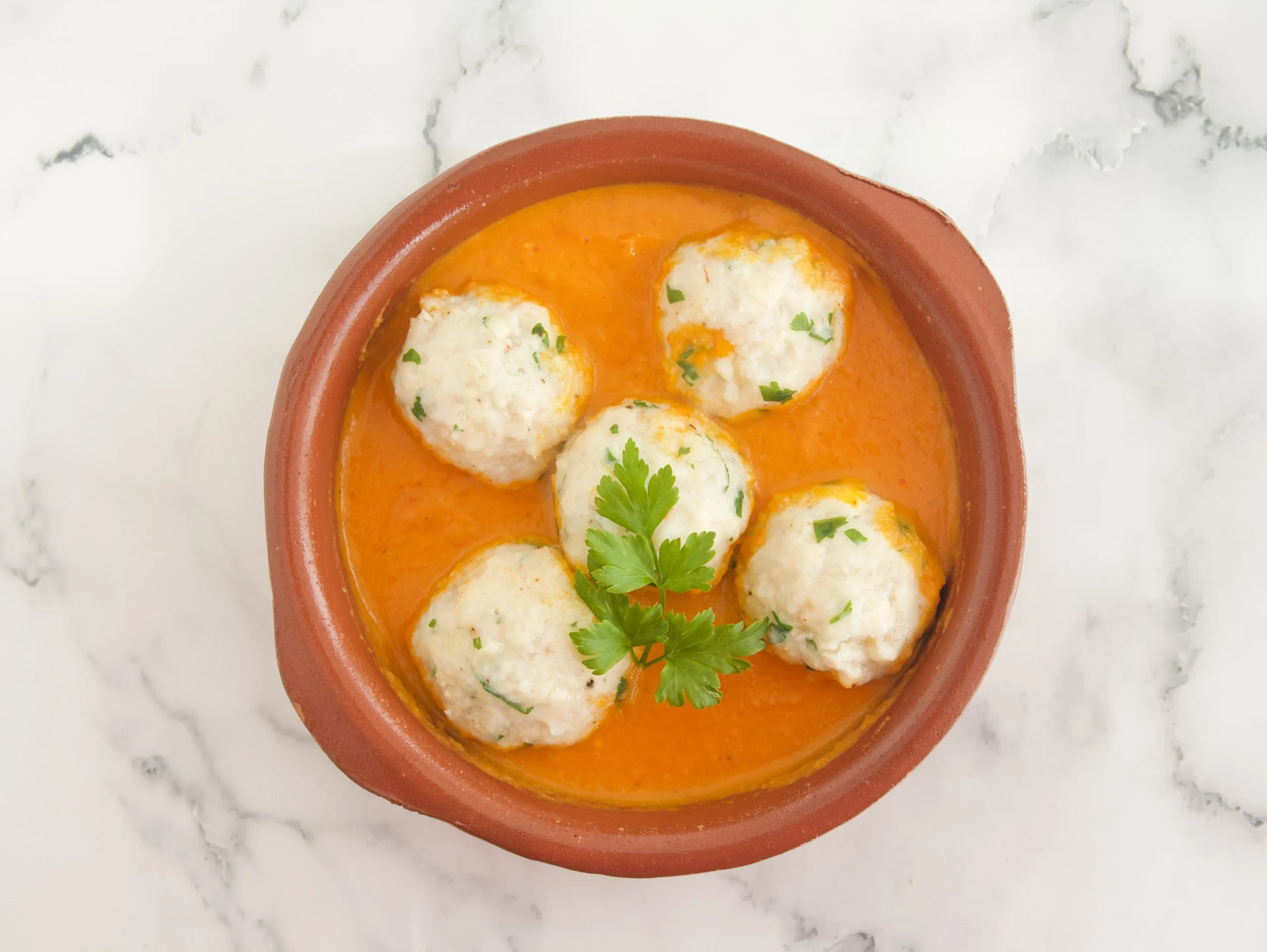Albóndigas de merluza y gambas con salsa de verduras 