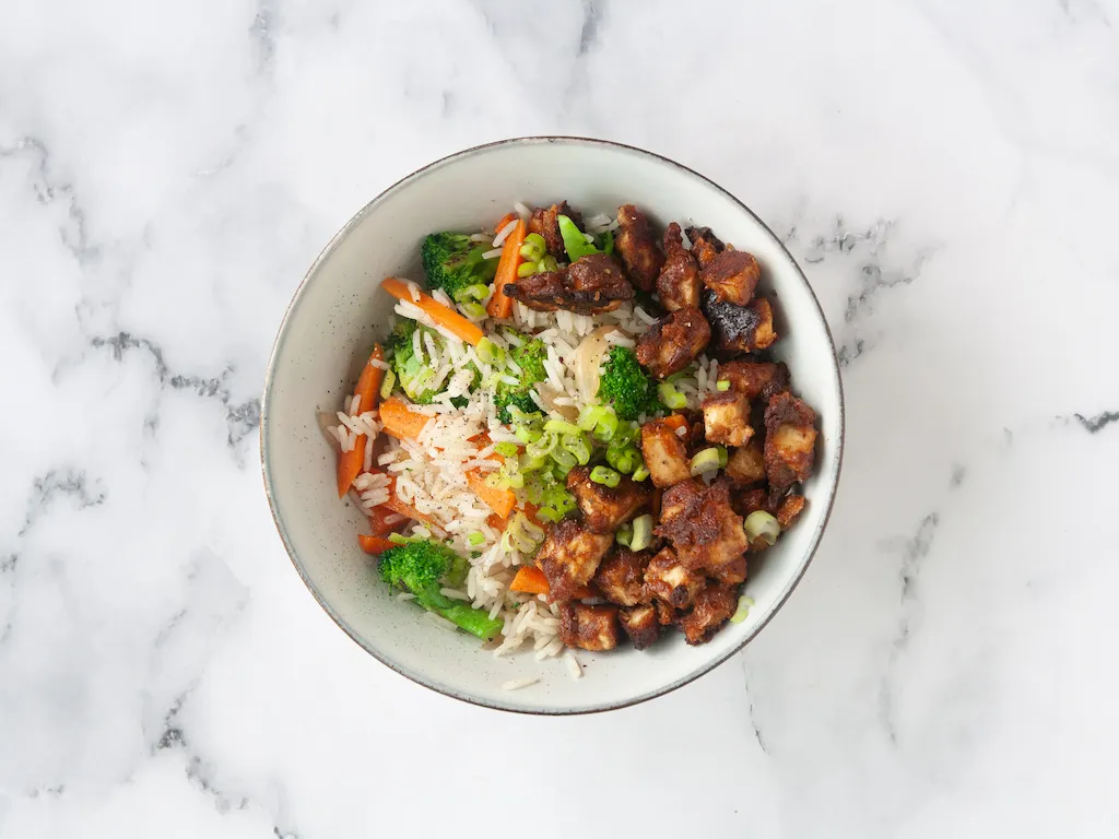 Arroz con verduras y tofu Thai