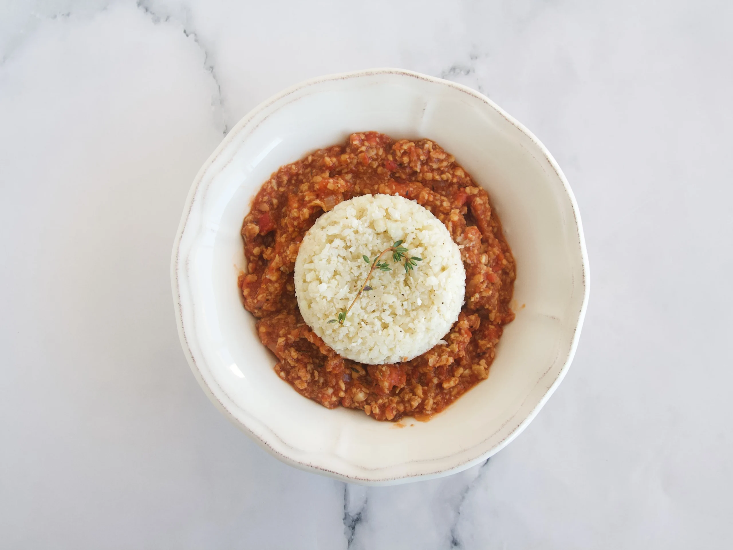 Arroz de coliflor con boloñesa vegetal de champiñones