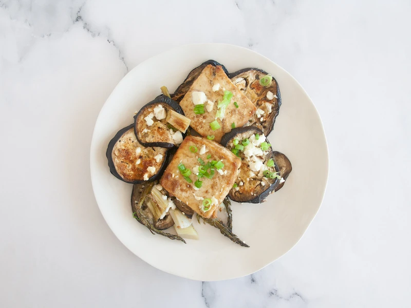 Asado de tofu y berenjena con feta