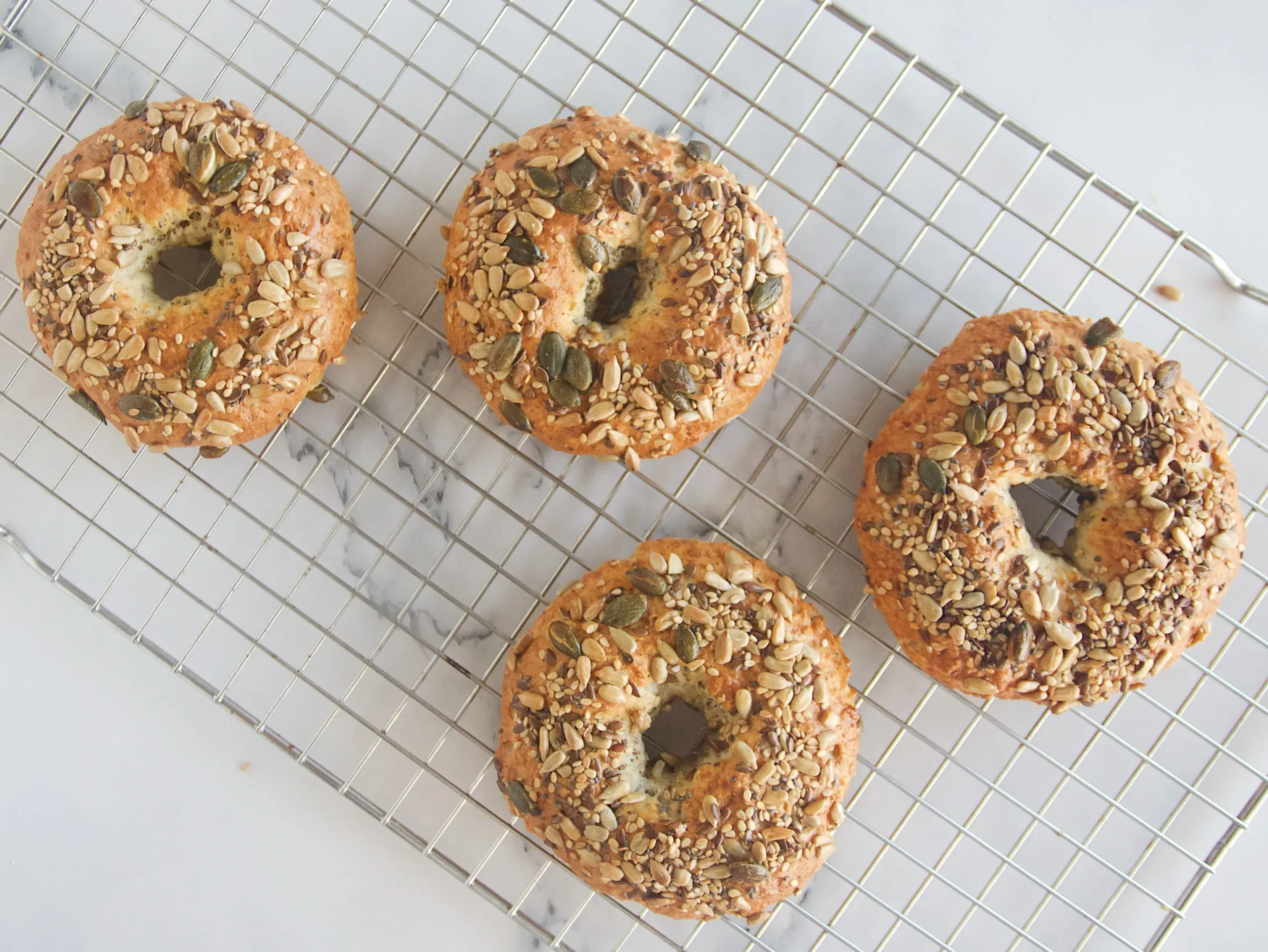 Bagels de queso cottage con semillas