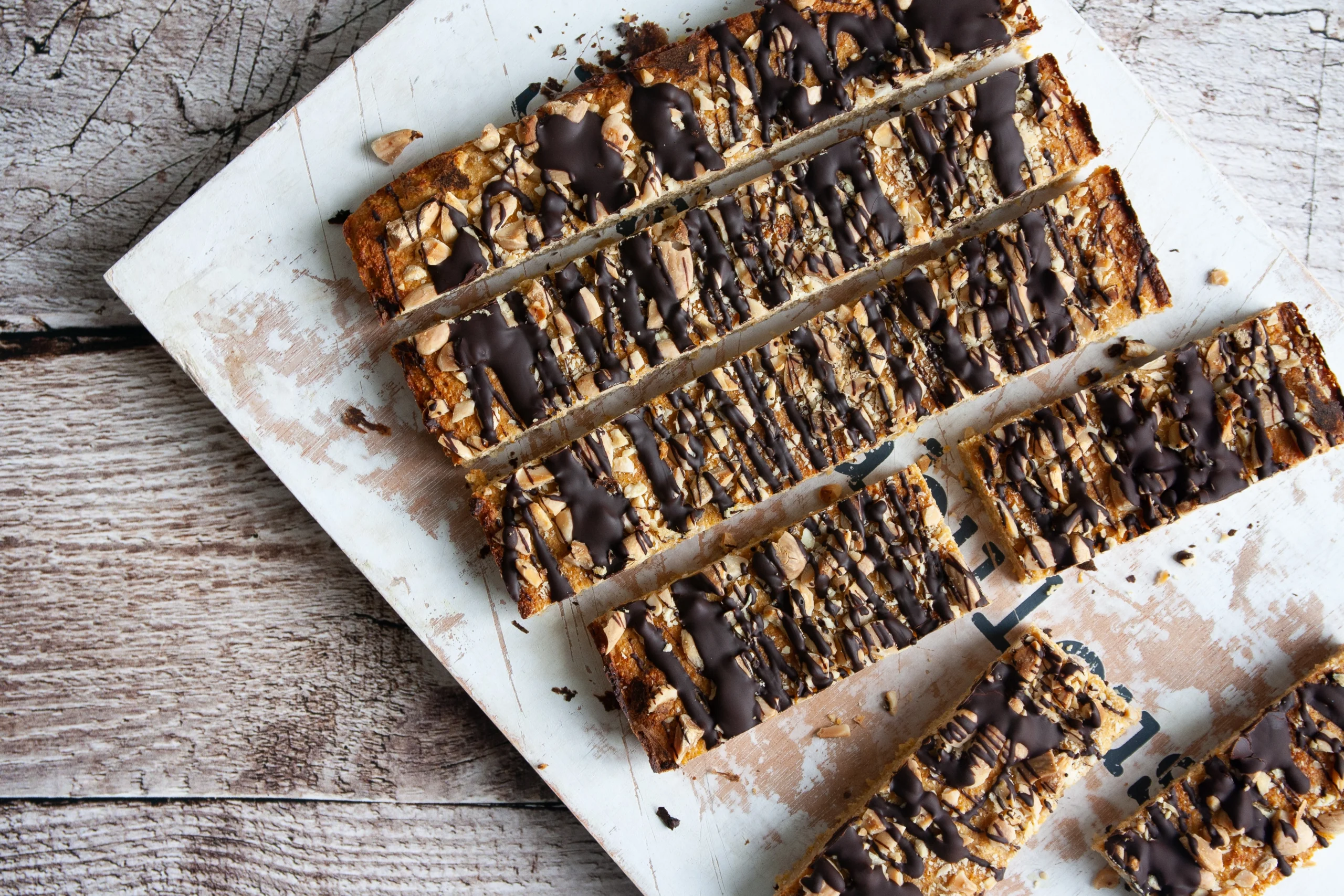 Barritas caseras de avena y orejones con chocolate y almendras