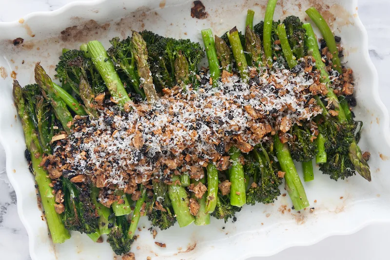 Bimi y espárragos asados con crumble mediterráneo