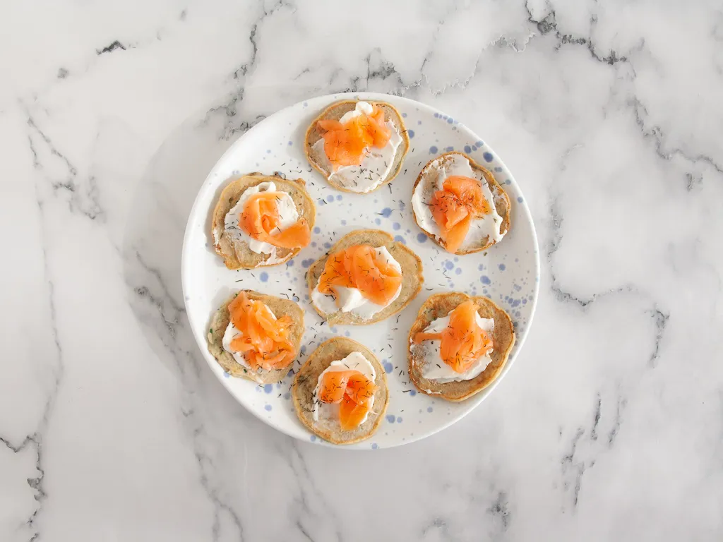 Blinis de calabacín y salmón