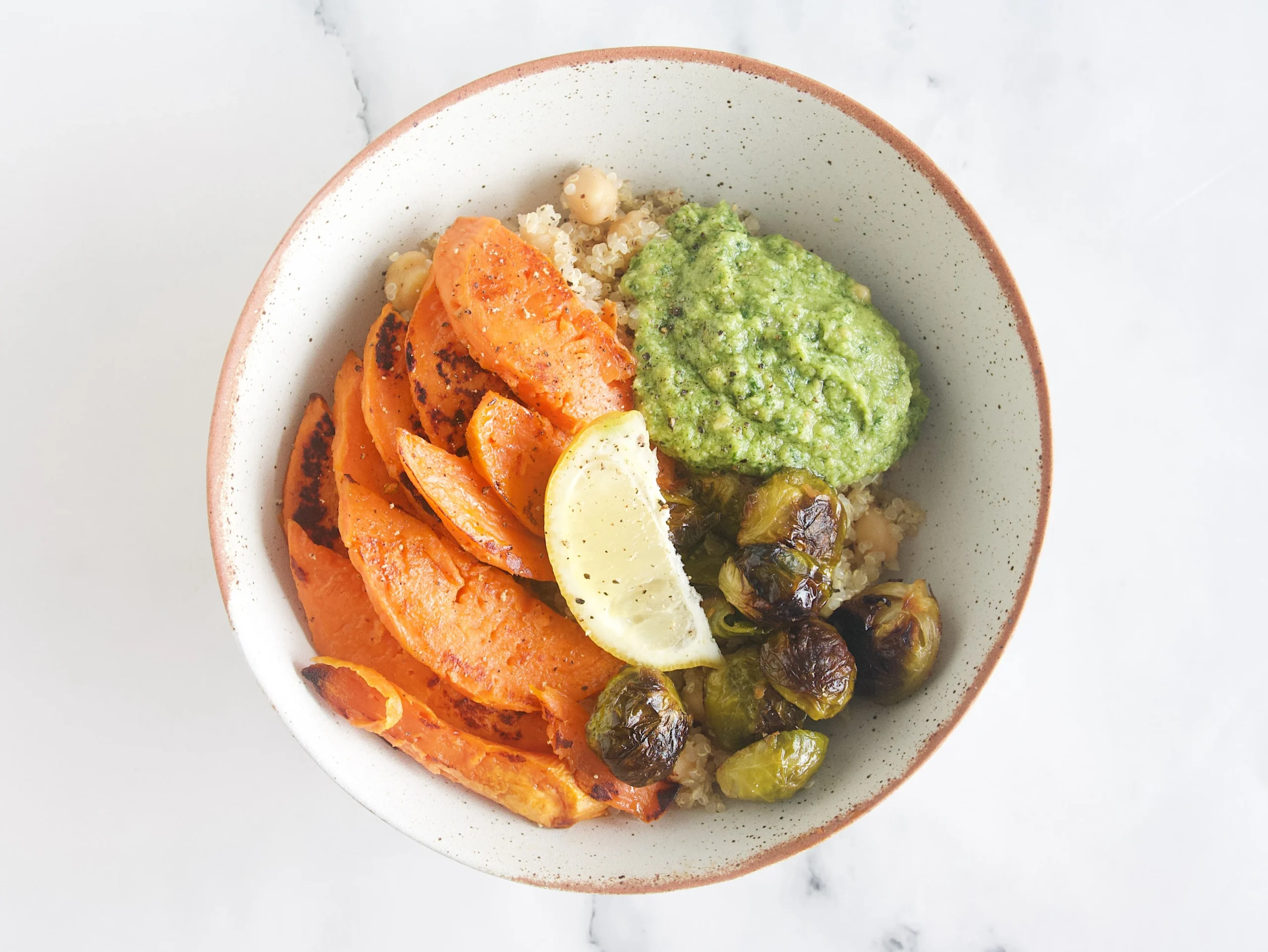 Bol de quinoa, garbanzos y boniato con pesto
