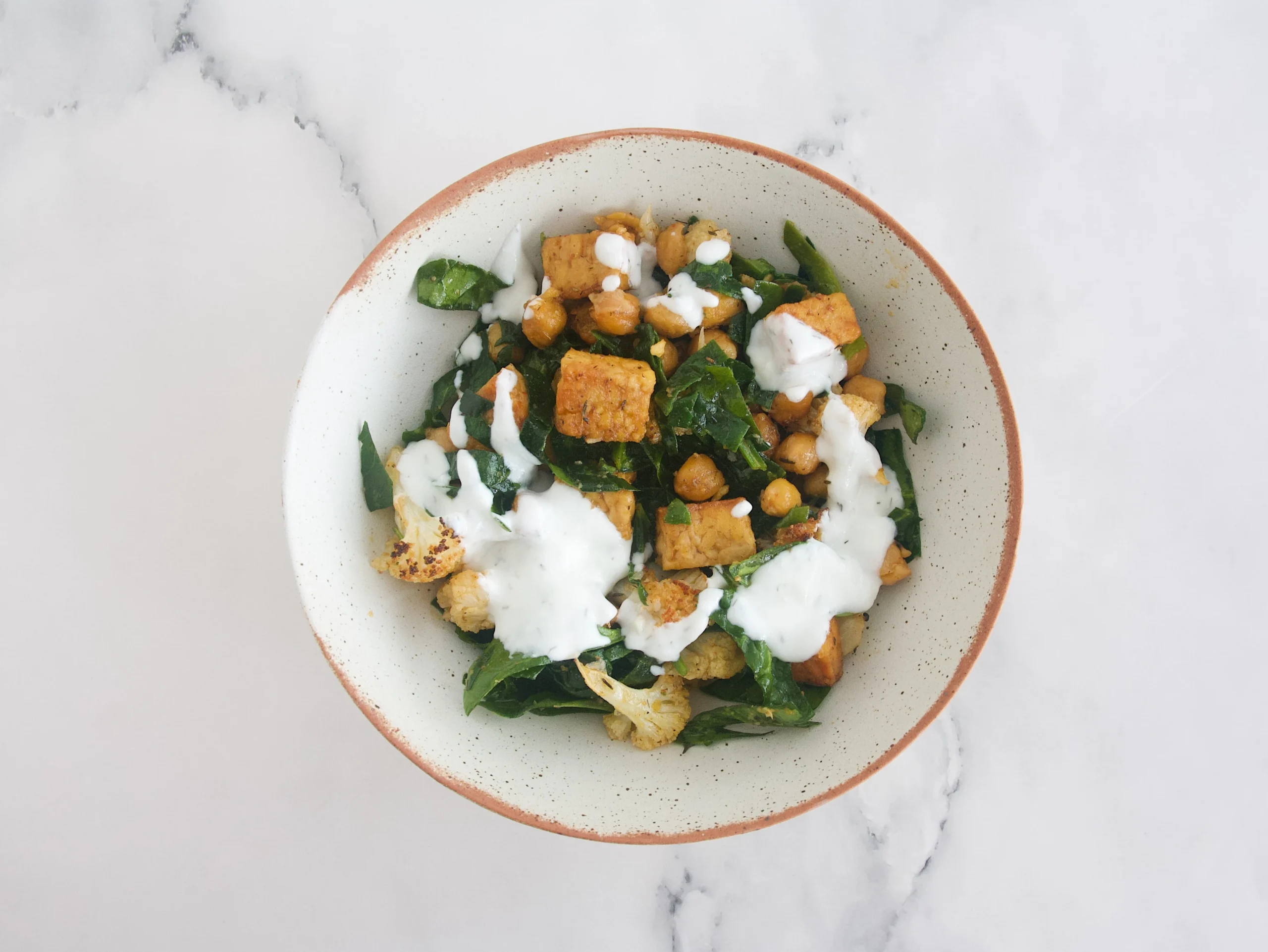 Bol proteico de garbanzos, tempeh y coliflor al horno