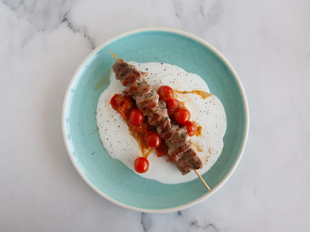 Brochetas de pavo con yogur y tomate