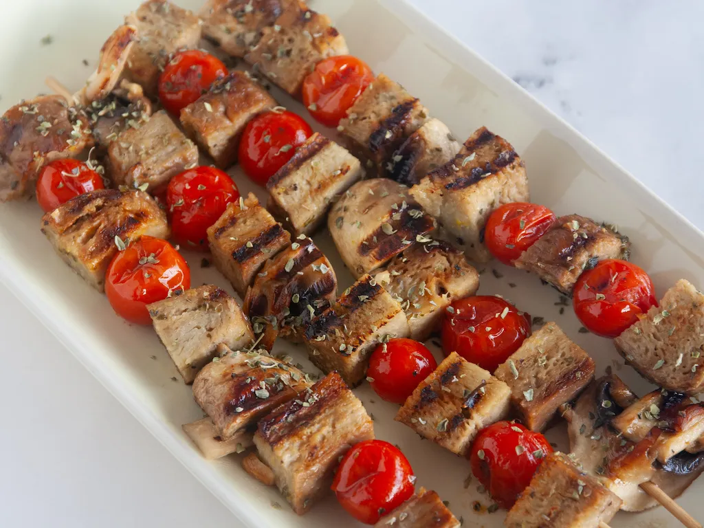 Brochetas de seitán y setas