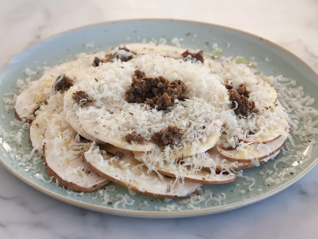 Carpaccio de champiñones con parmesano y trufa
