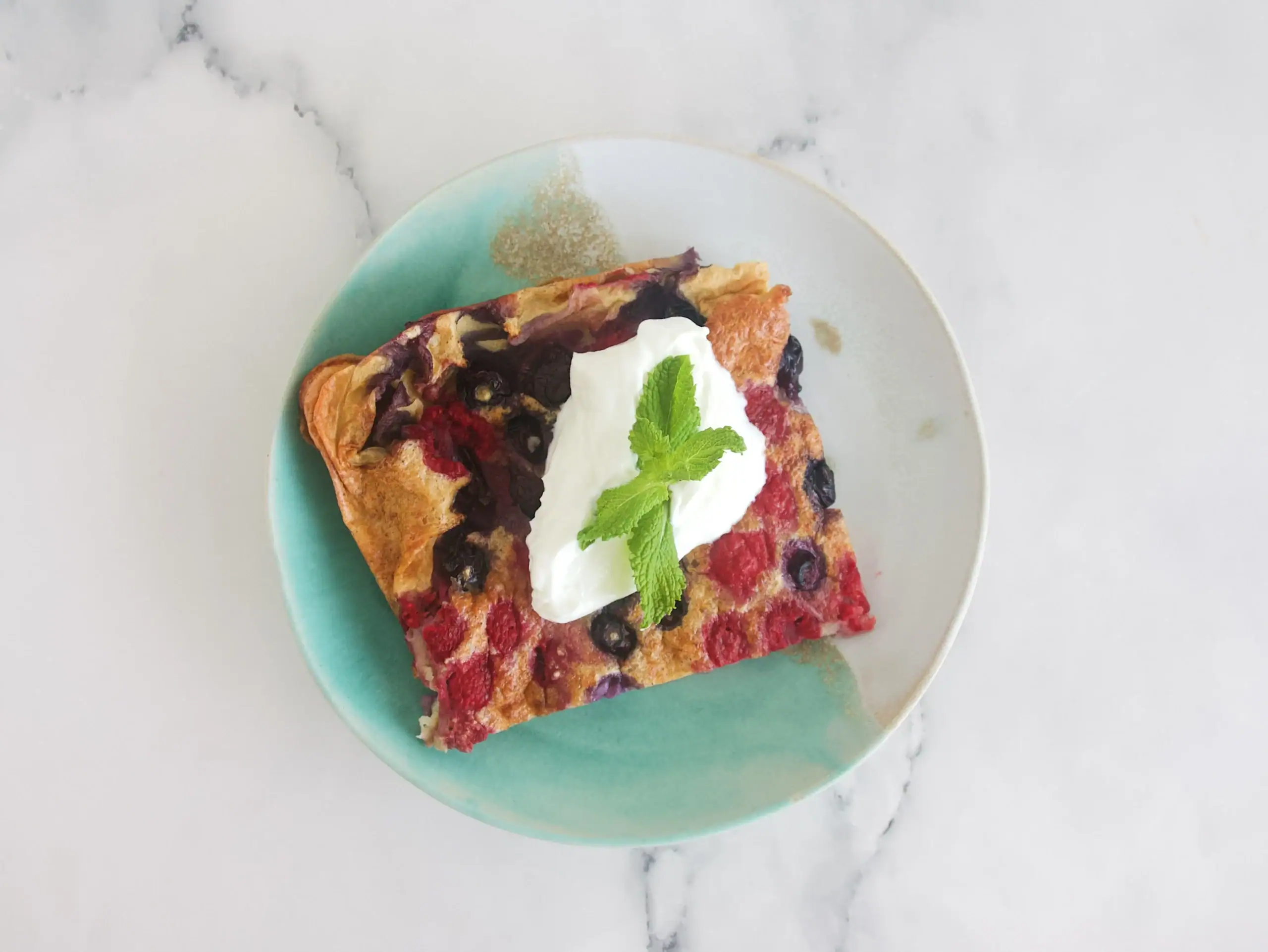 Clafoutis de frutos rojos con yogur griego