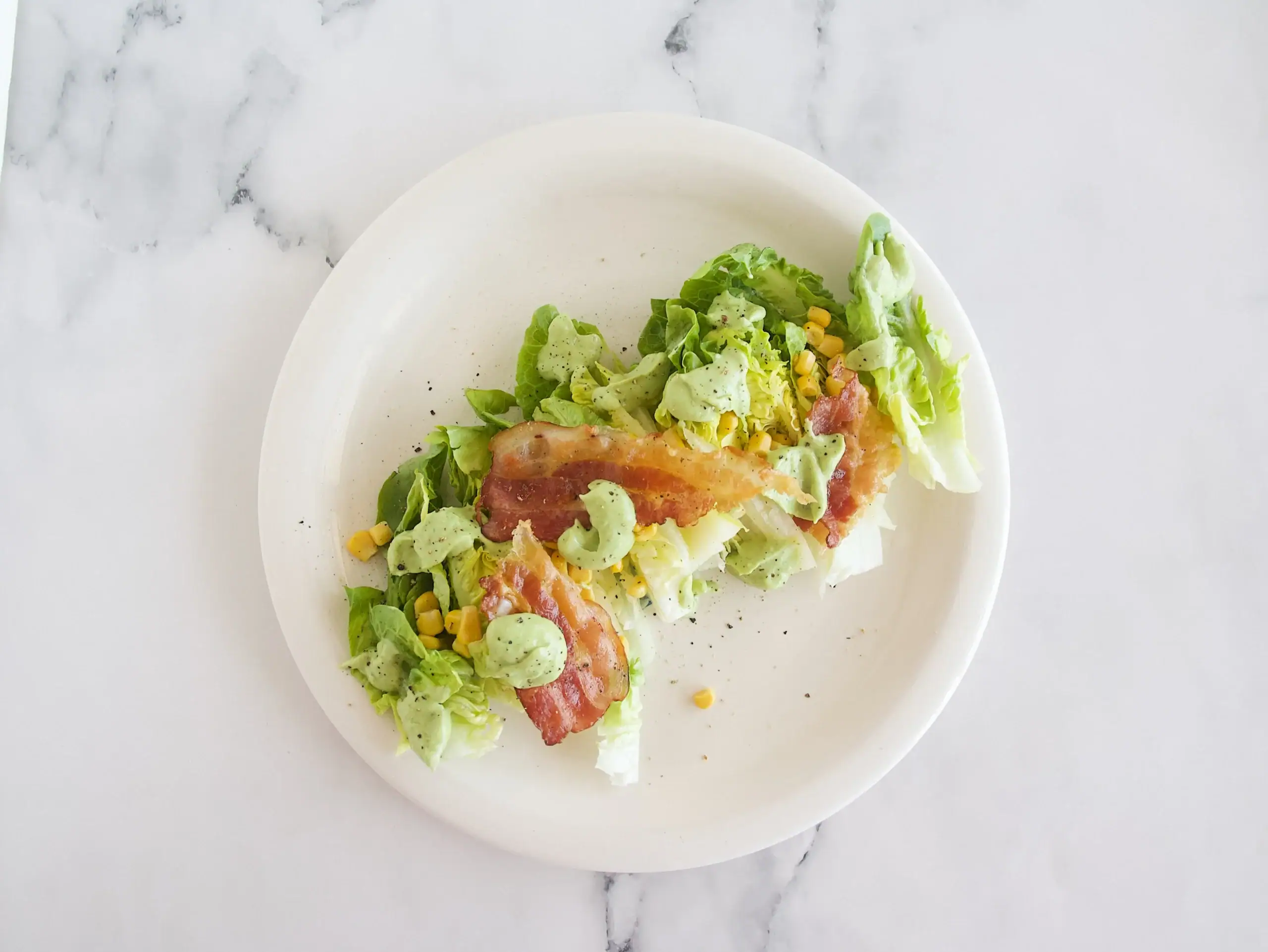 Cogollos con salsa de aguacate, maíz y bacon crujiente