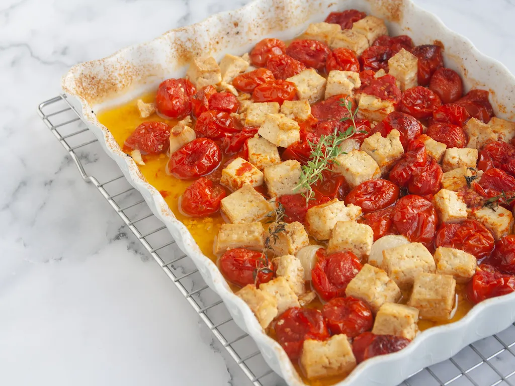 Confit de tofu, tomates cherry y ajo