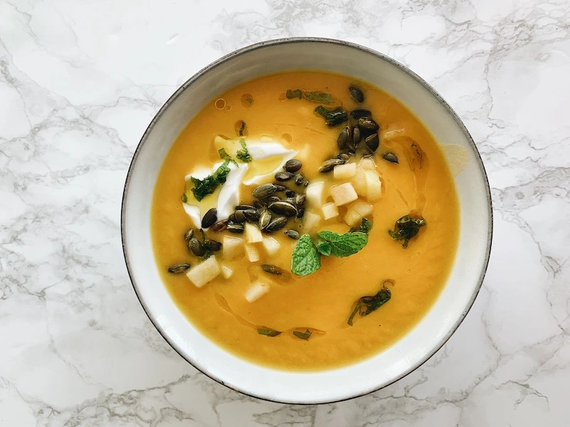 Crema de calabaza y manzana con aceite de hierbabuena