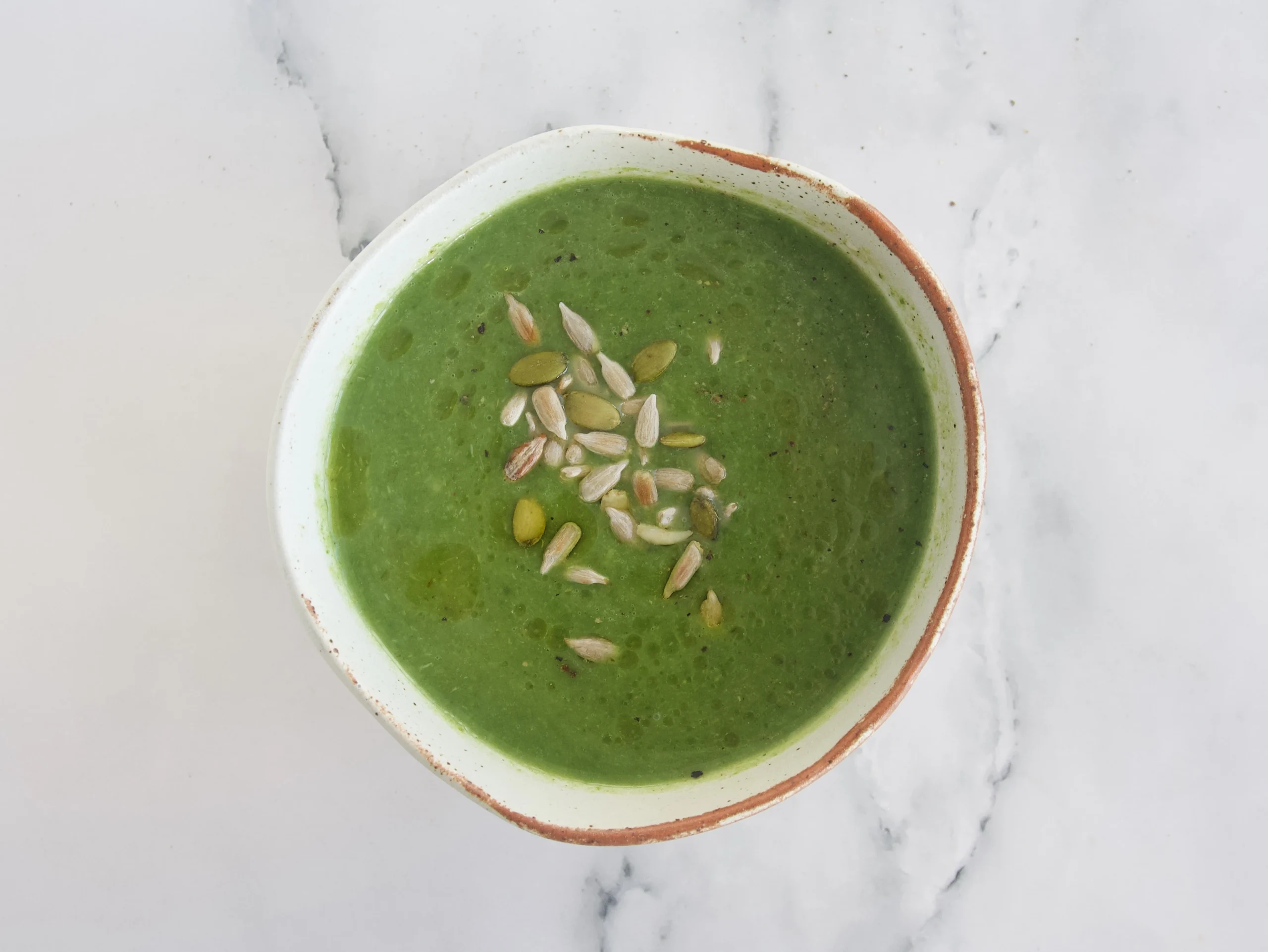 Crema de brócoli y espinacas con toque de limón