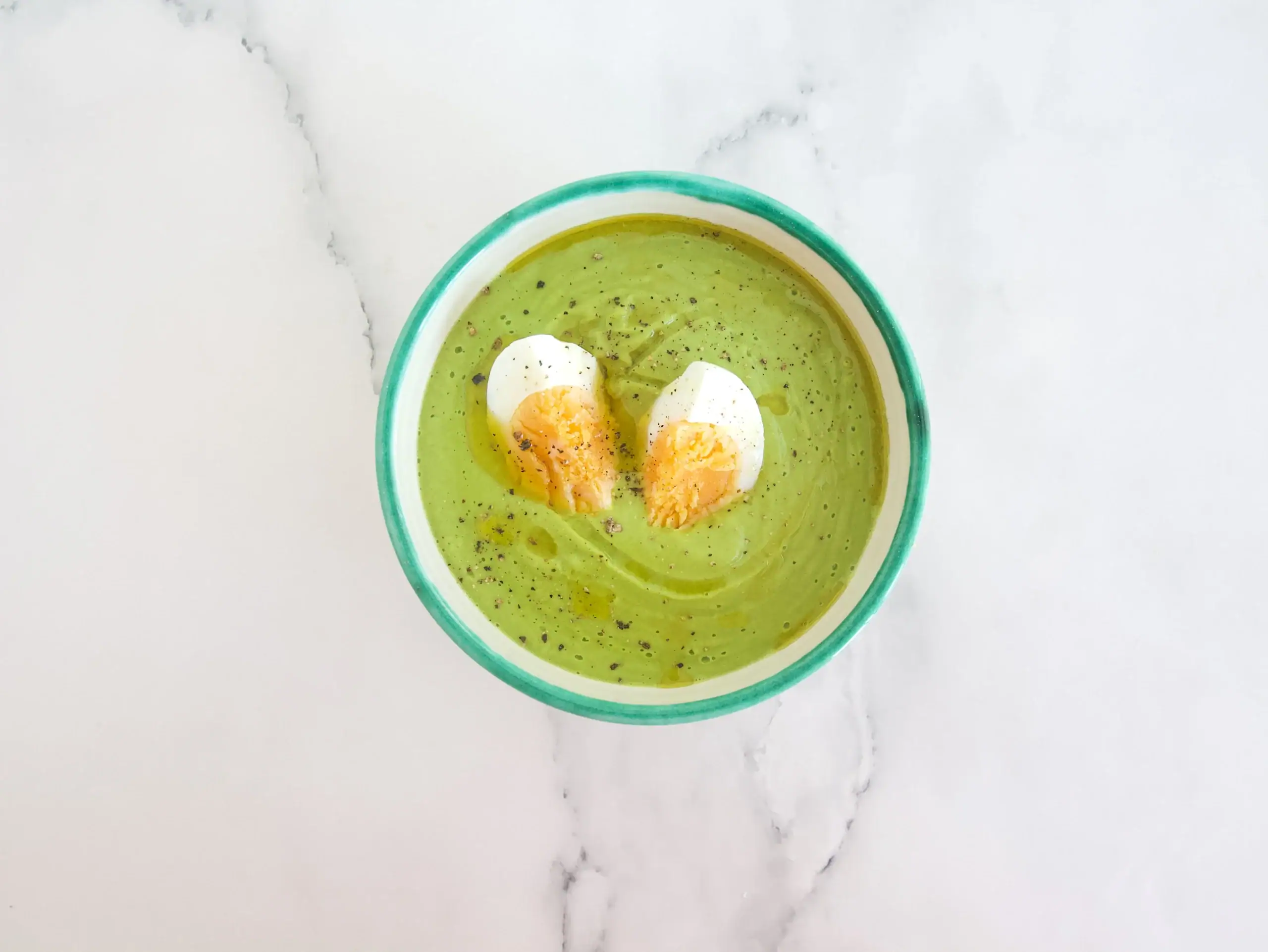 Crema de brocoli y feta asados con huevo cocido