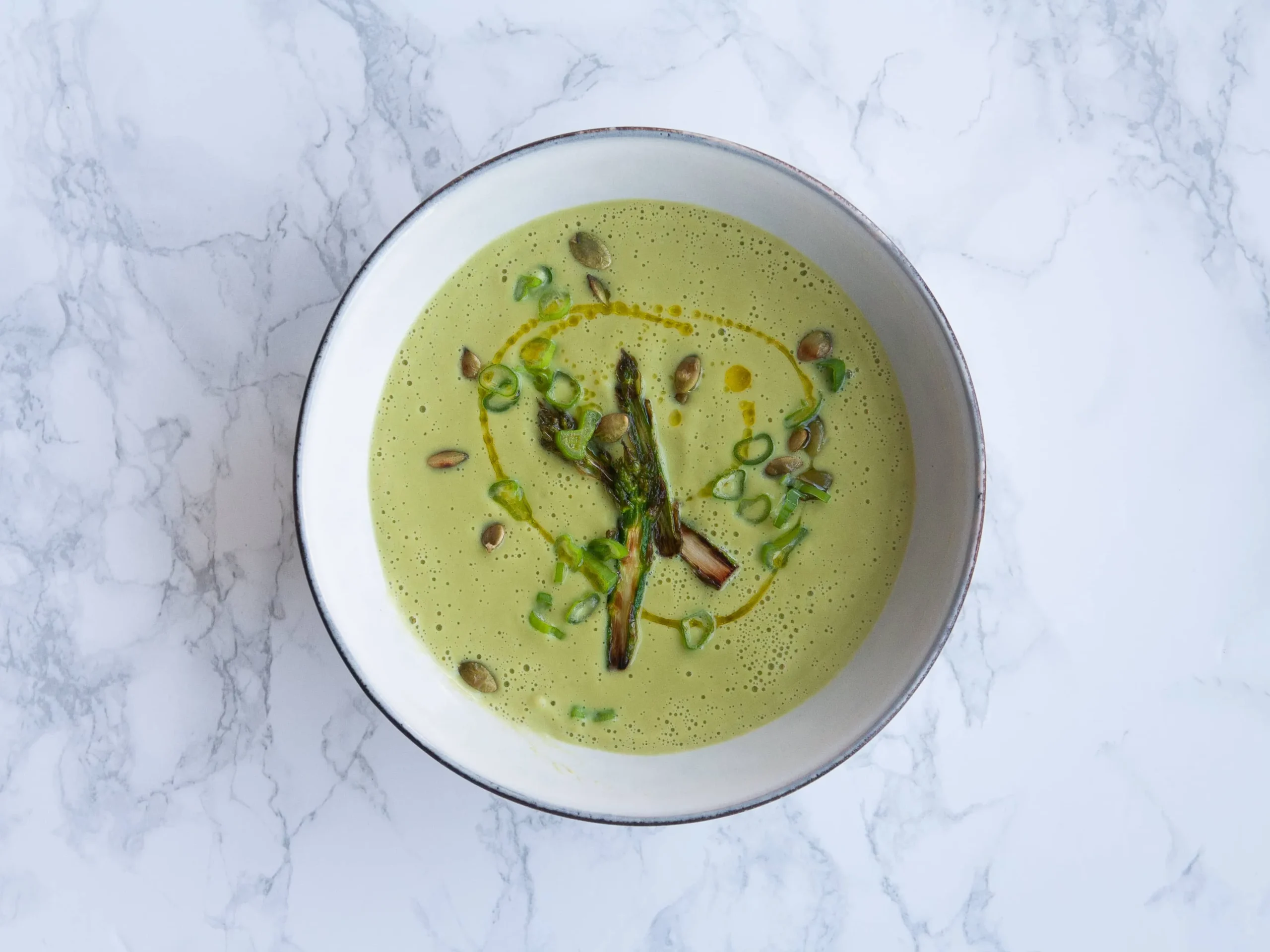 Crema de espárragos y tahini con un toque de limón