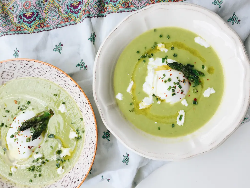 Crema de espárragos y huevo poché