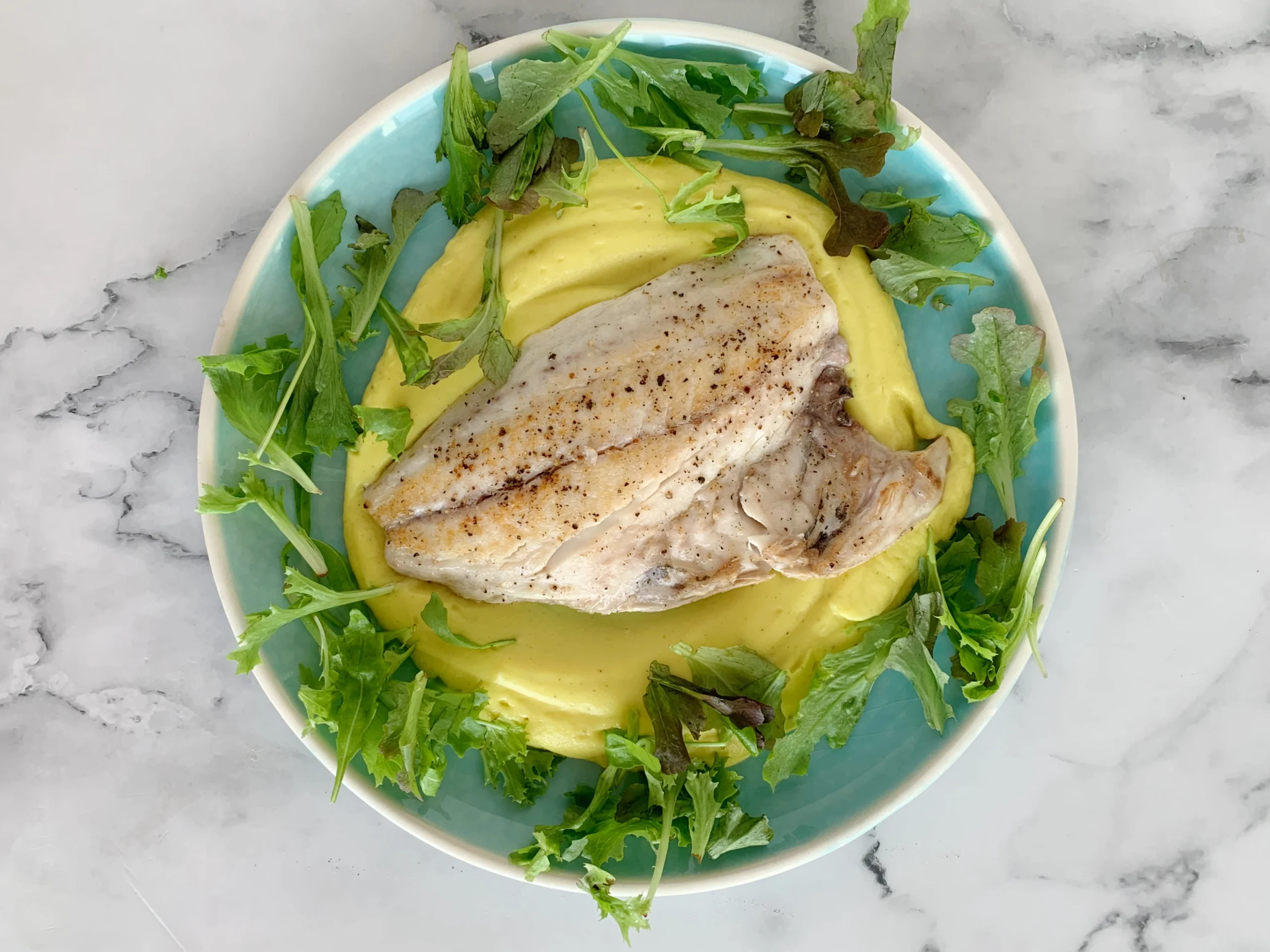 Dorada con puré de coliflor y cúrcuma
