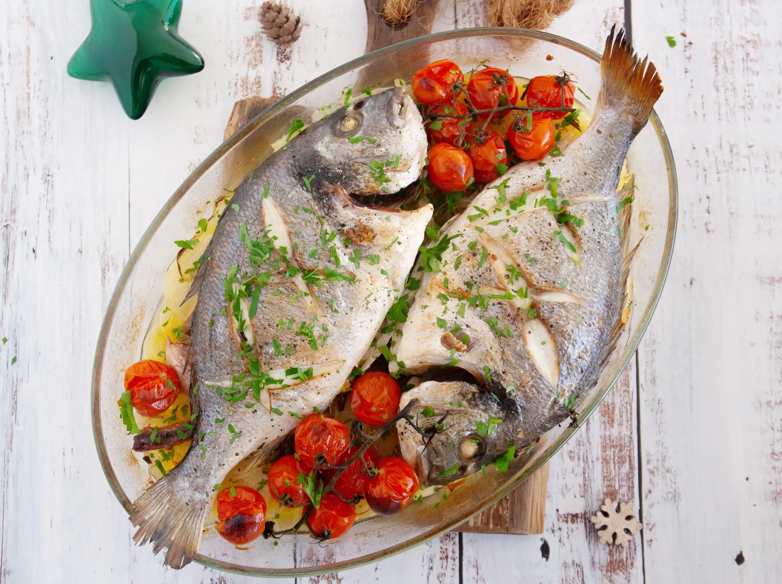 Dorada al horno con patatas al azafrán