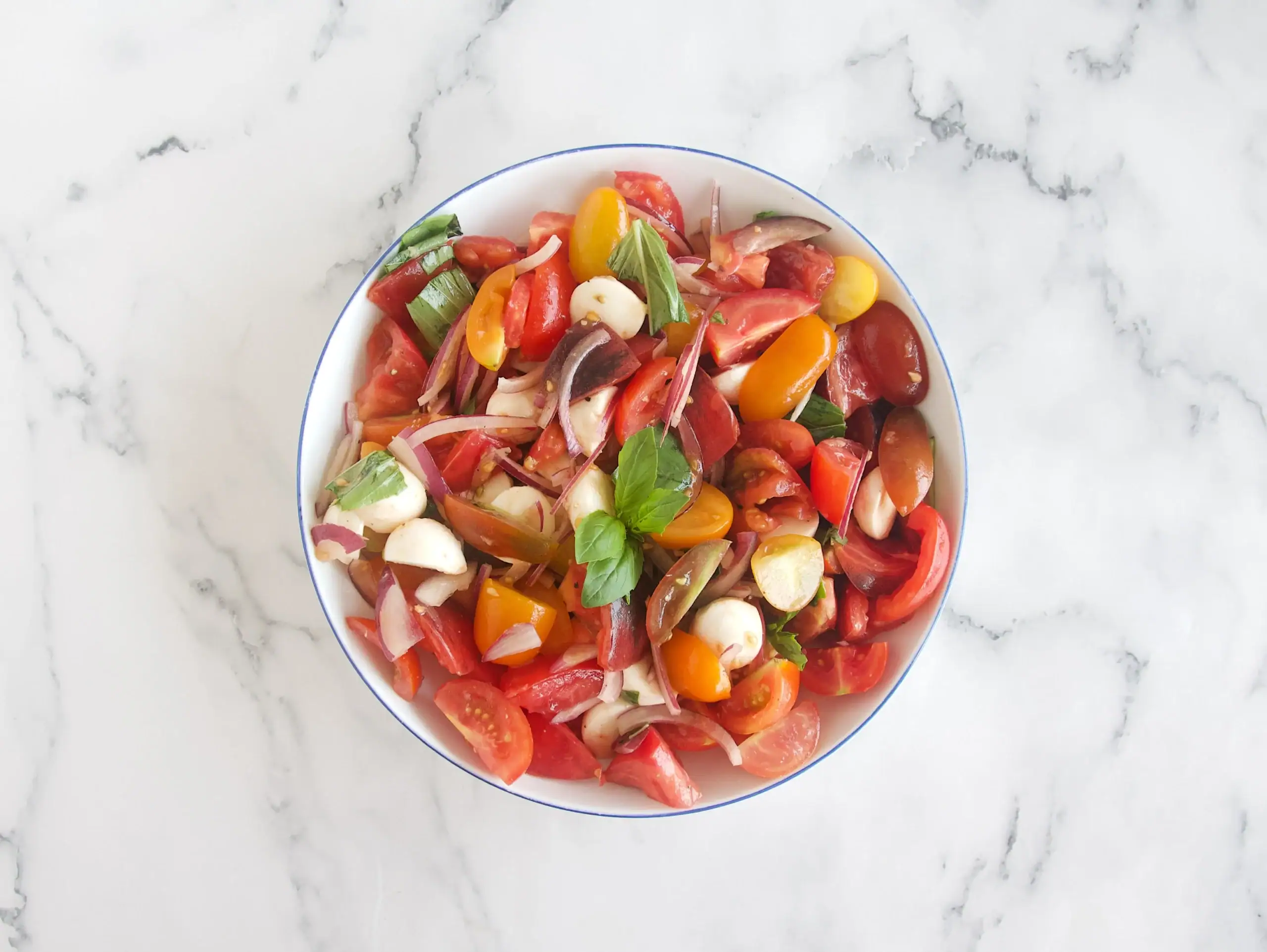 Ensalada caprese de tomates marinados