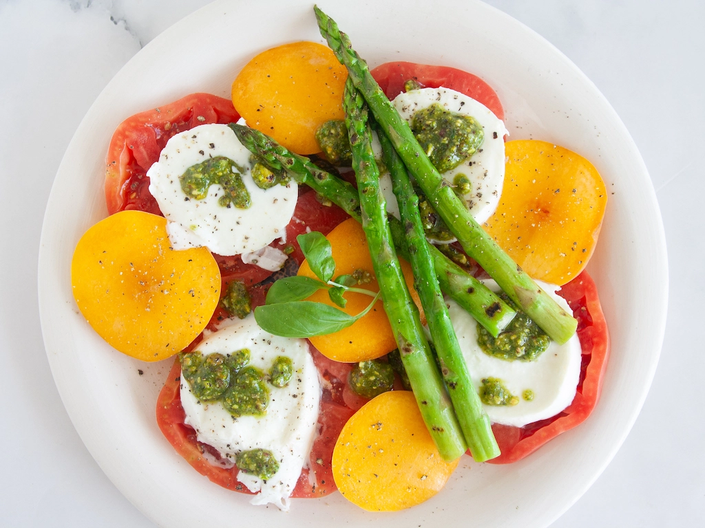 Ensalada capresse de espárragos y melocotón