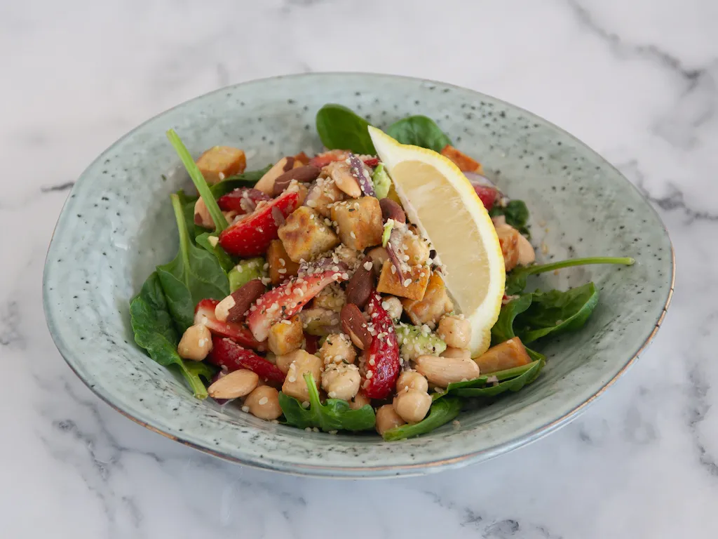 Ensalada cítrica de garbanzos y tempeh