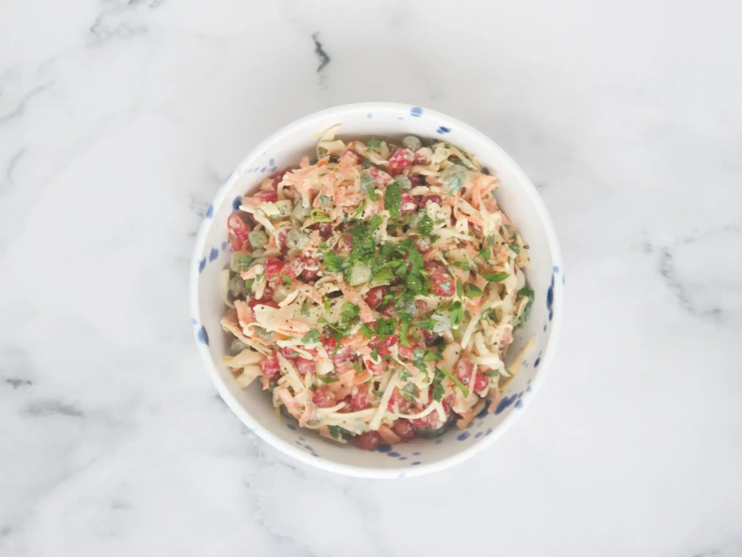 Ensalada coleslaw con granada