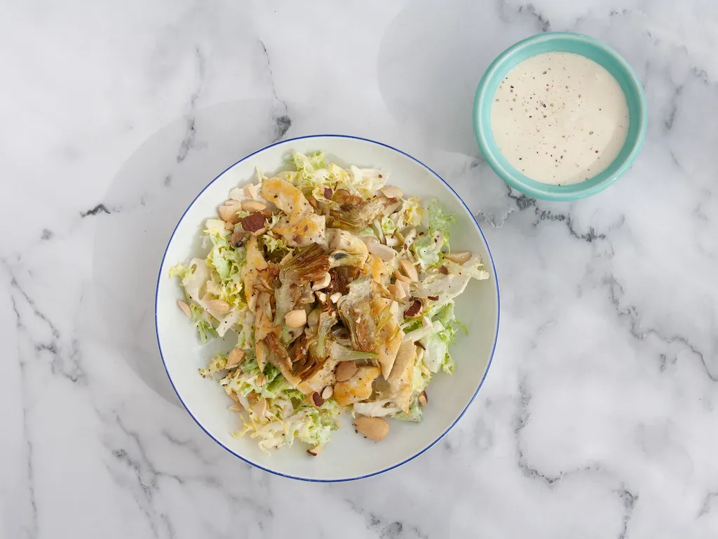 Ensalada crispy de alcachofas y pollo con salsa de parmesano