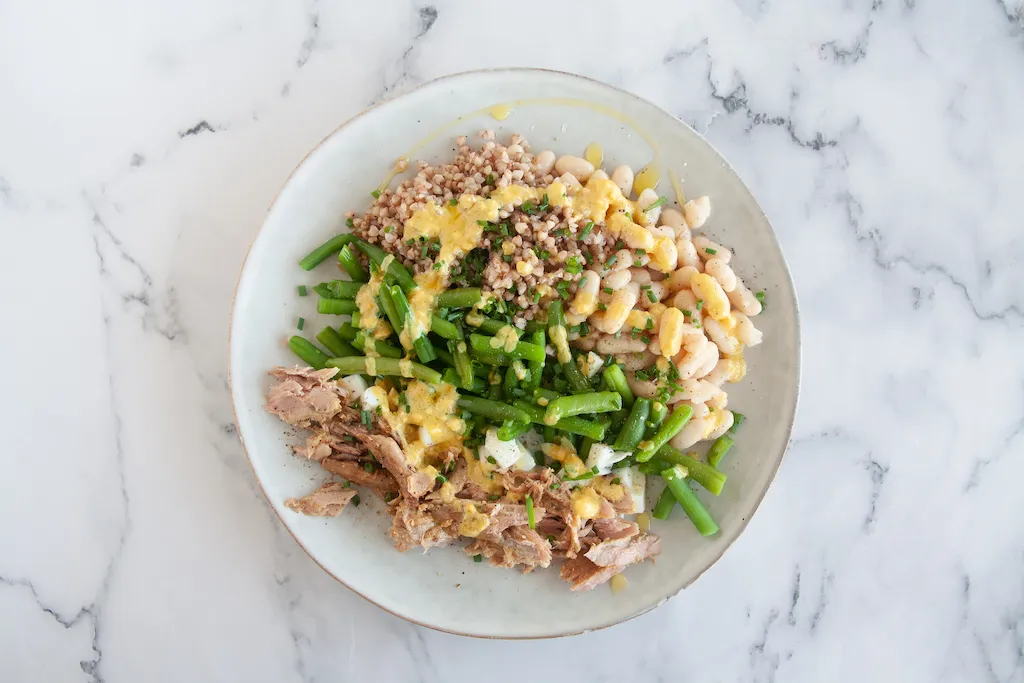 Ensalada de alubias blancas, atún y trigo sarraceno