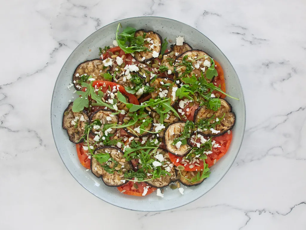 Ensalada de berenjena a la parrilla, tomate y feta
