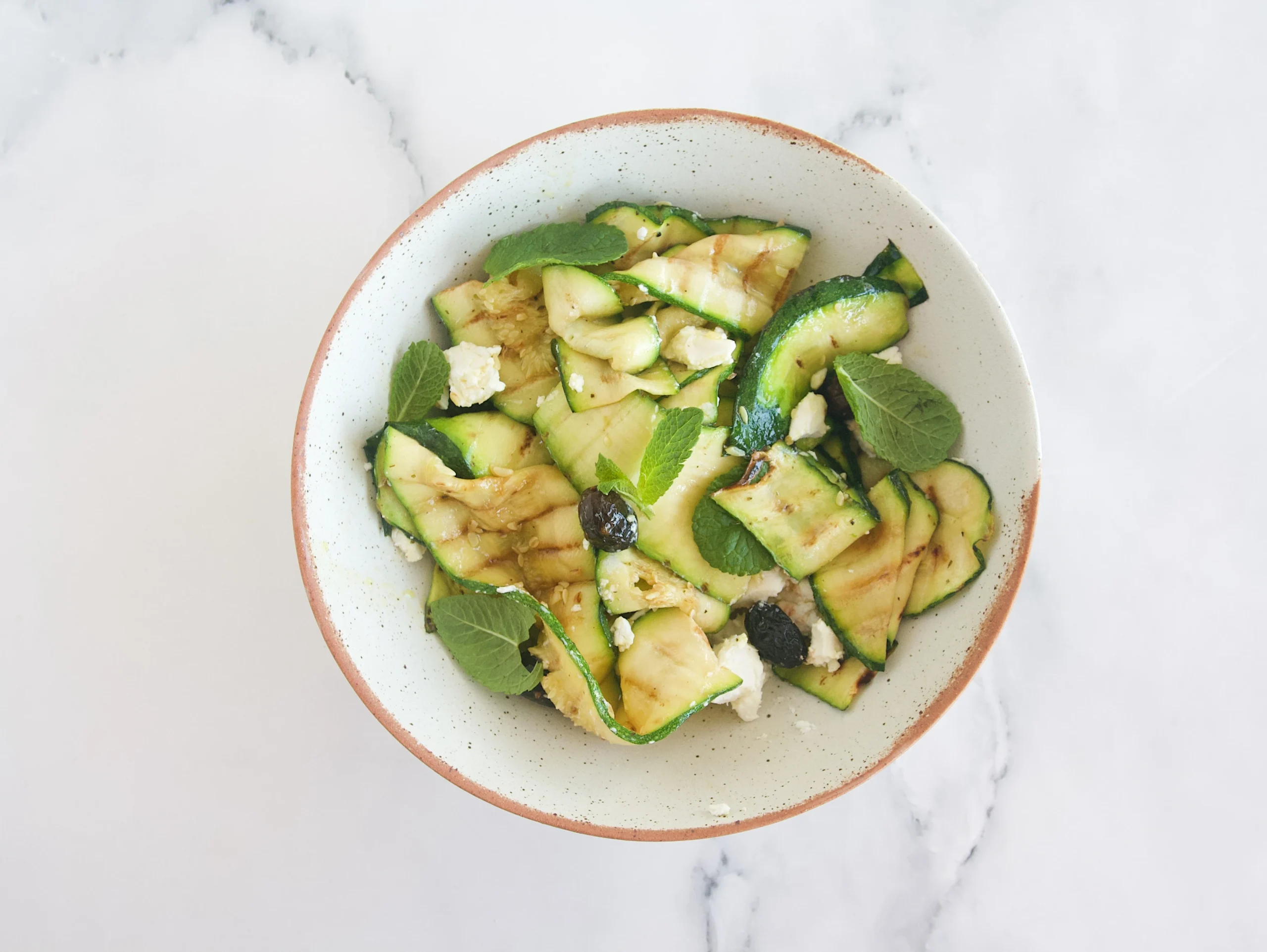 Ensalada de calabacín al grill con aceitunas y queso de cabra