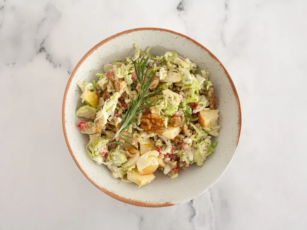 Ensalada de coles de Bruselas y granada