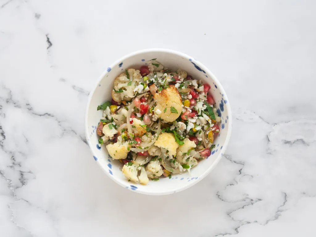 Ensalada de coliflor, granada y pistacho