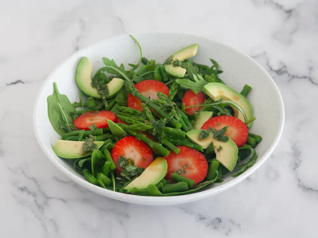 Ensalada de espárragos verdes y fresas con vinagreta de hierbabuena