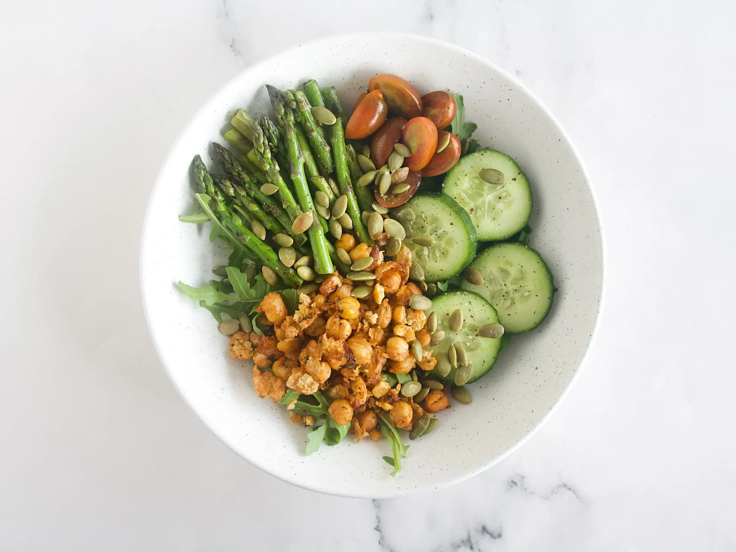 Ensalada de espárragos y garbanzos especiados