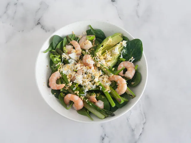 Ensalada de espárragos, langostinos y aguacate