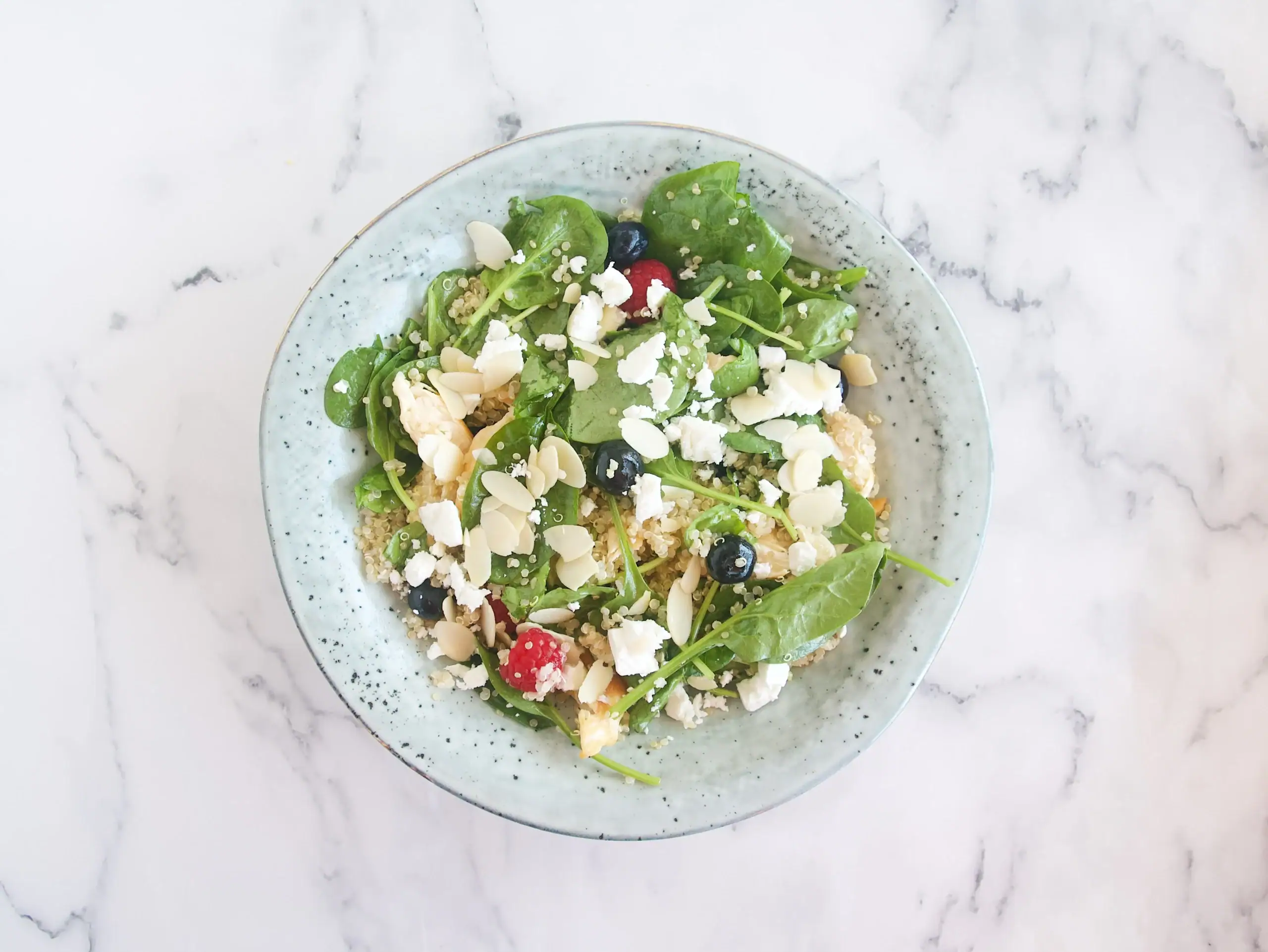 Ensalada de espinacas, quinoa y frutos rojos con pollo