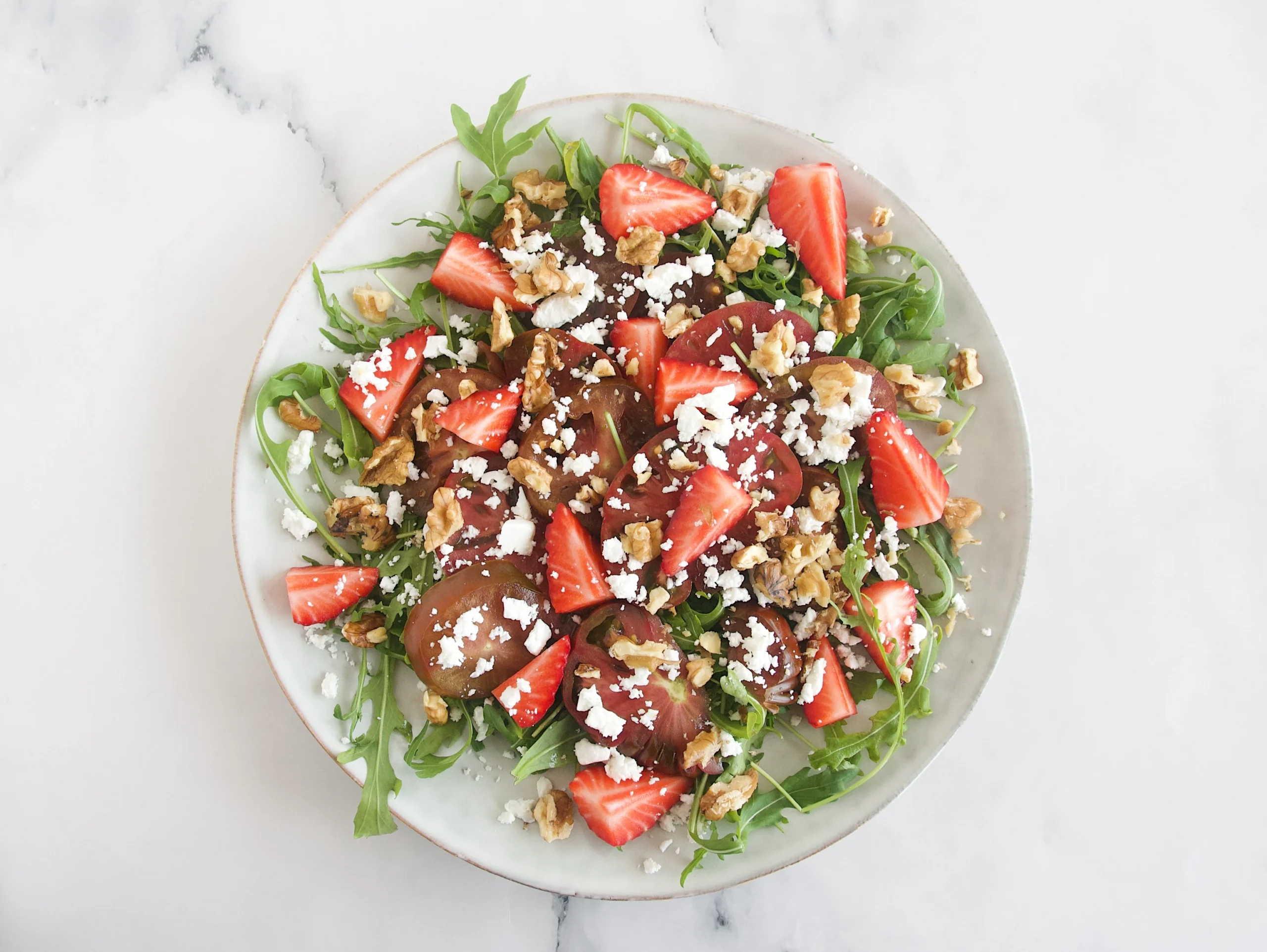 Ensalada de fresas, tomate y rúcula con feta