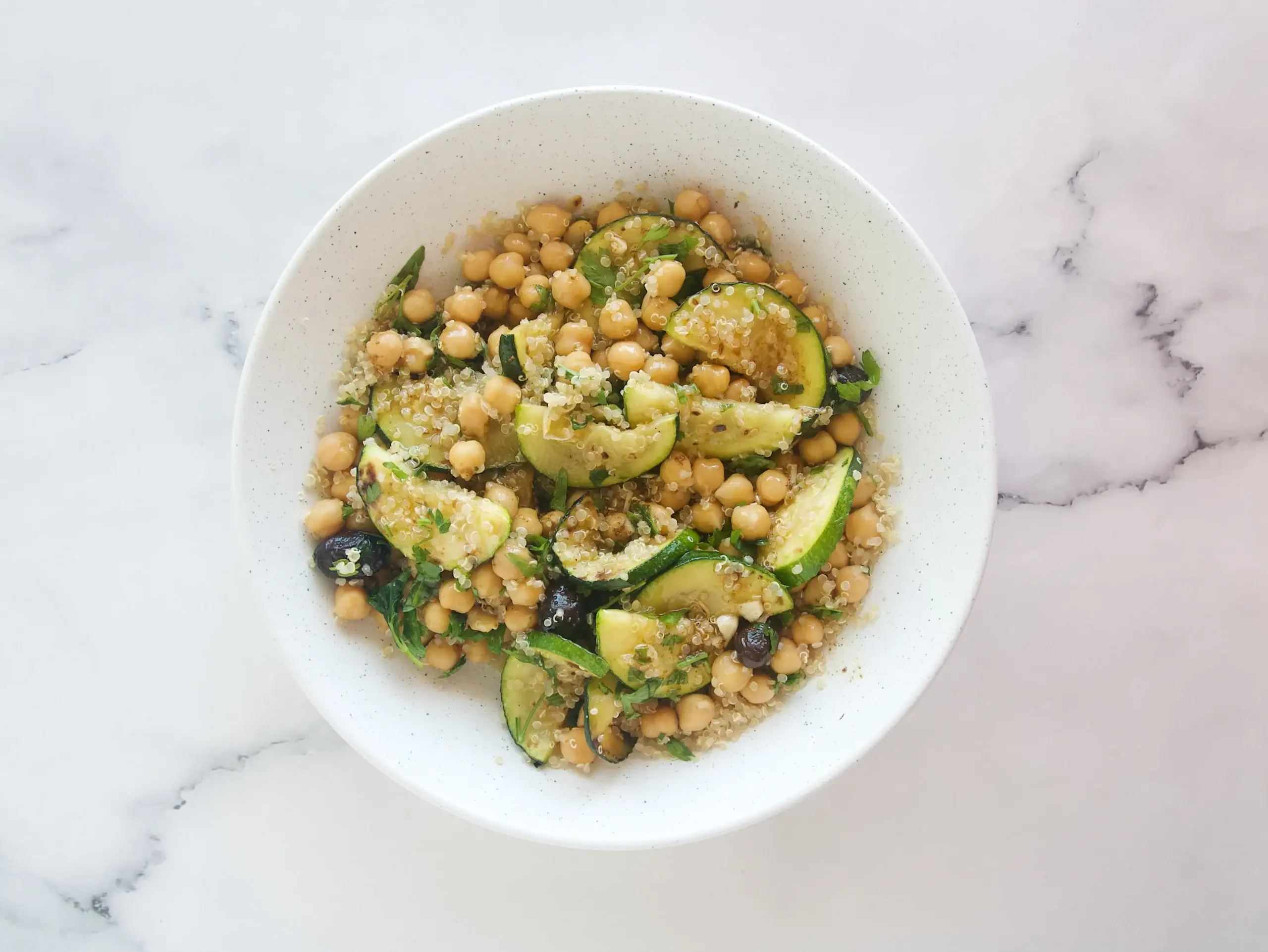 Ensalada de garbanzos, quinoa y calabacín