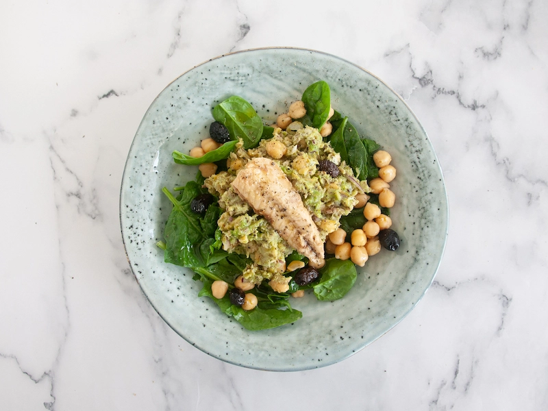 Ensalada de garbanzos y espinacas con caballa.