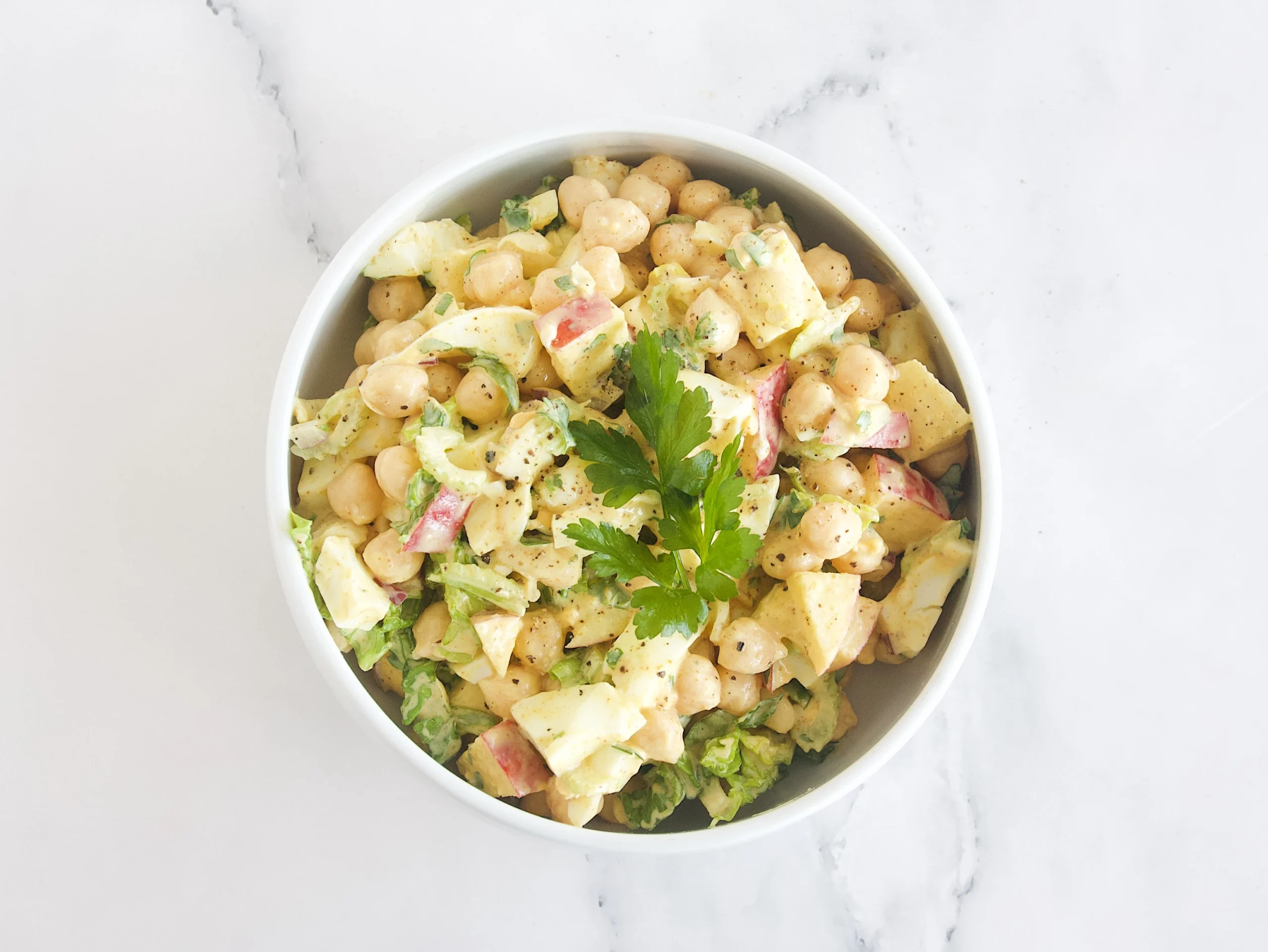 Ensalada de garbanzos y huevo al curry