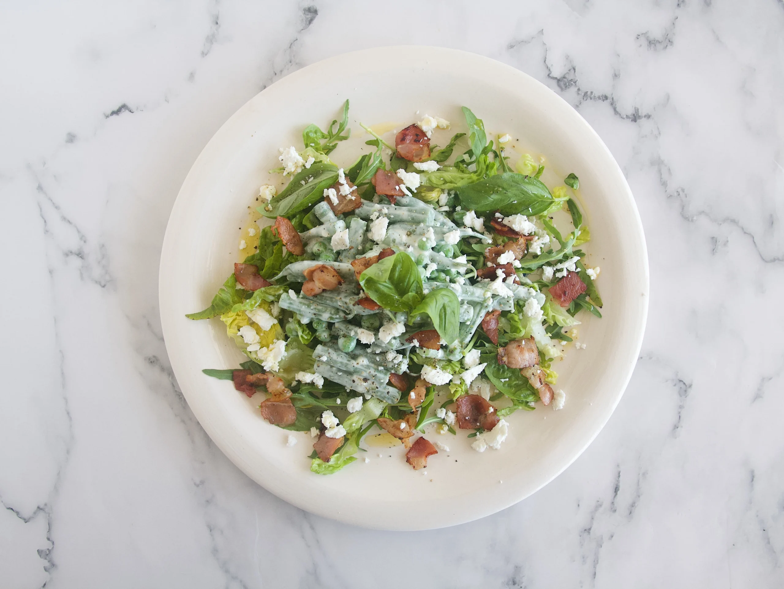 Ensalada de guisantes, judía verde, bacon crujiente y queso de cabra