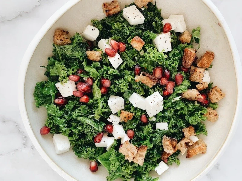 Ensalada de Kale, granada y queso fresco