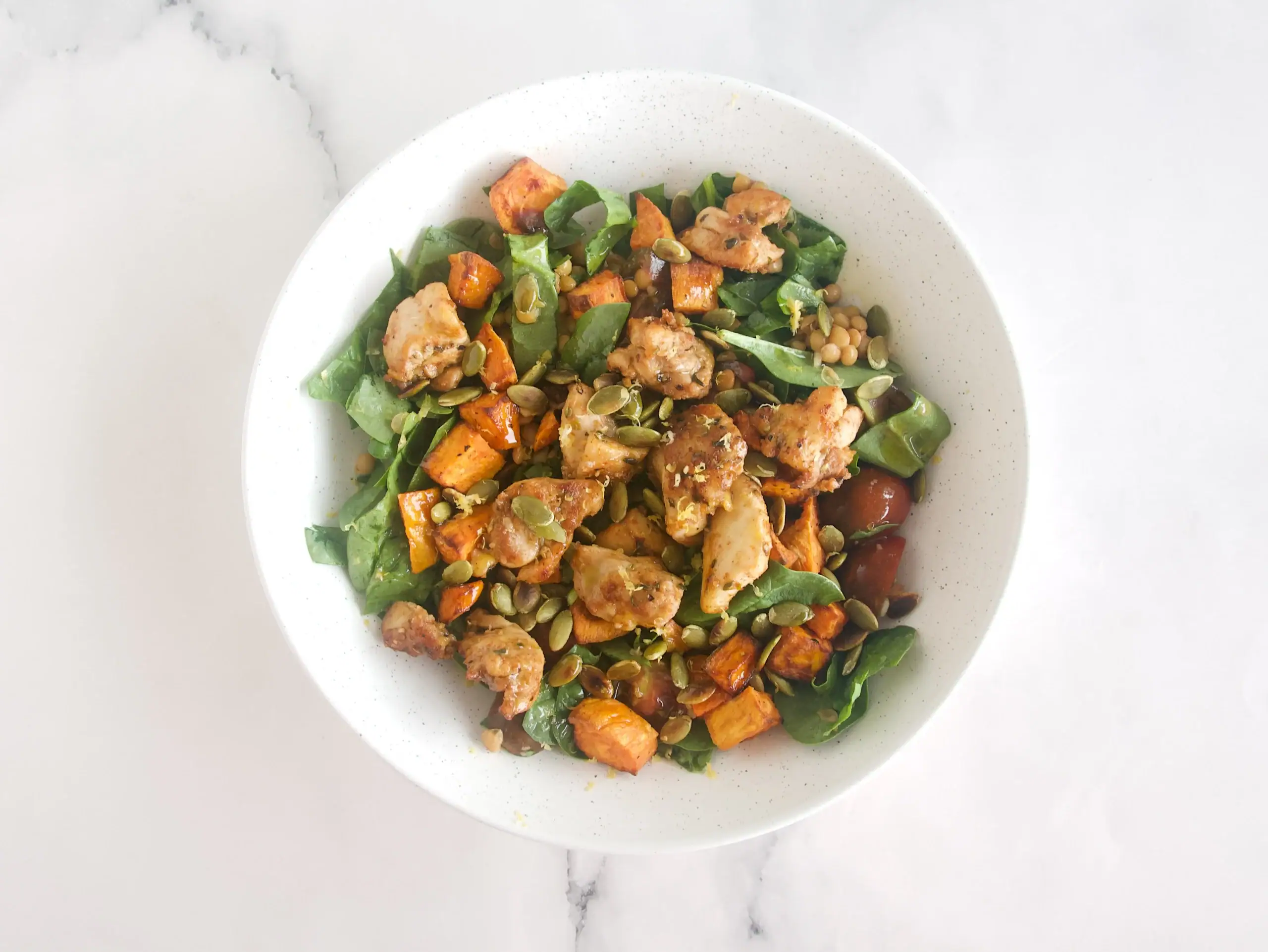 Ensalada de lentejas y boniato con pollo especiado