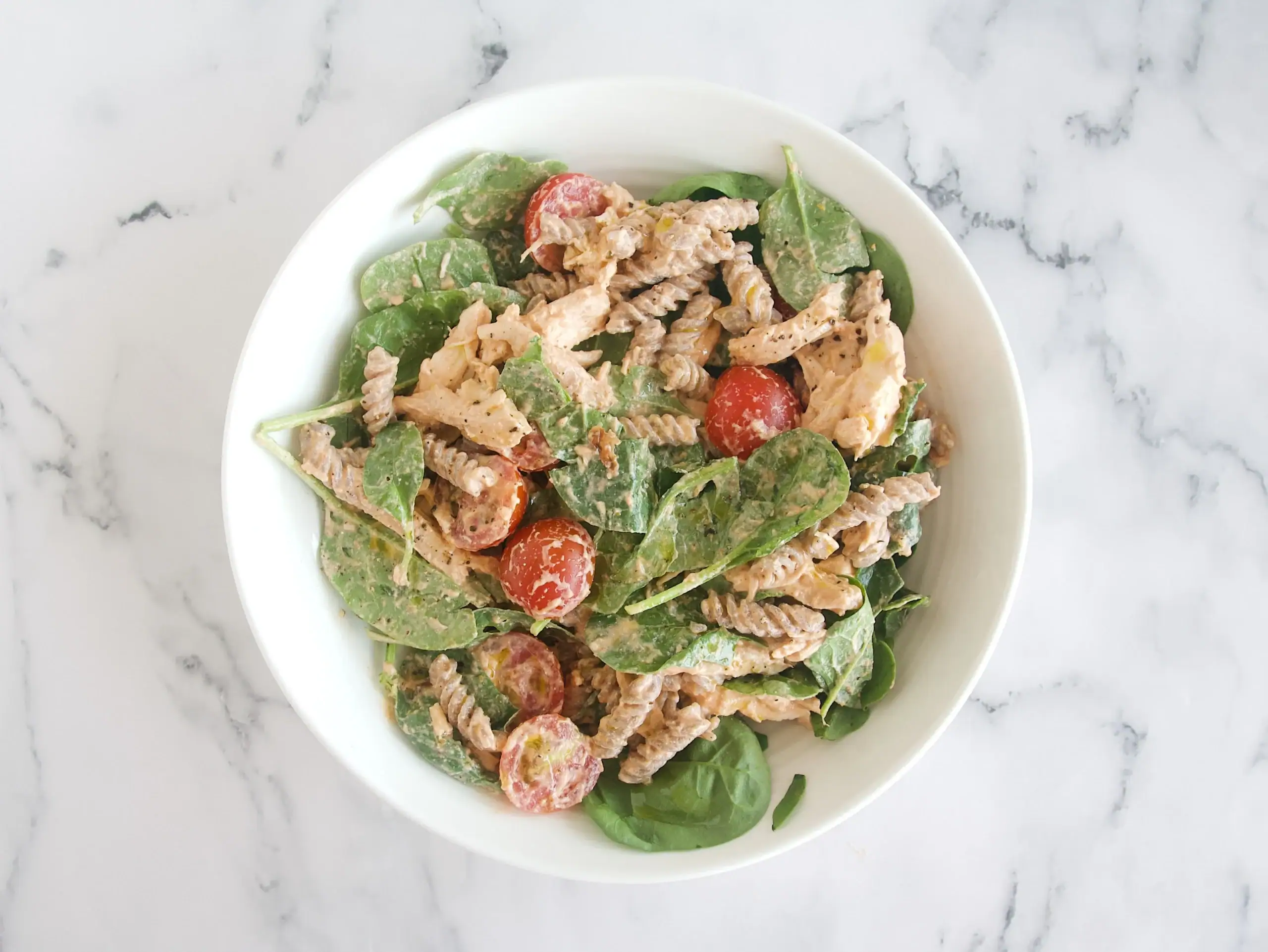 Ensalada de pasta y pollo con salsa de tomates secos