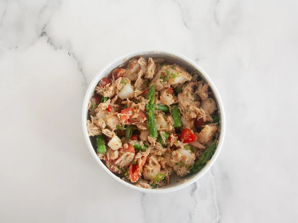 Ensalada de patata, espárragos, cherrys y atún