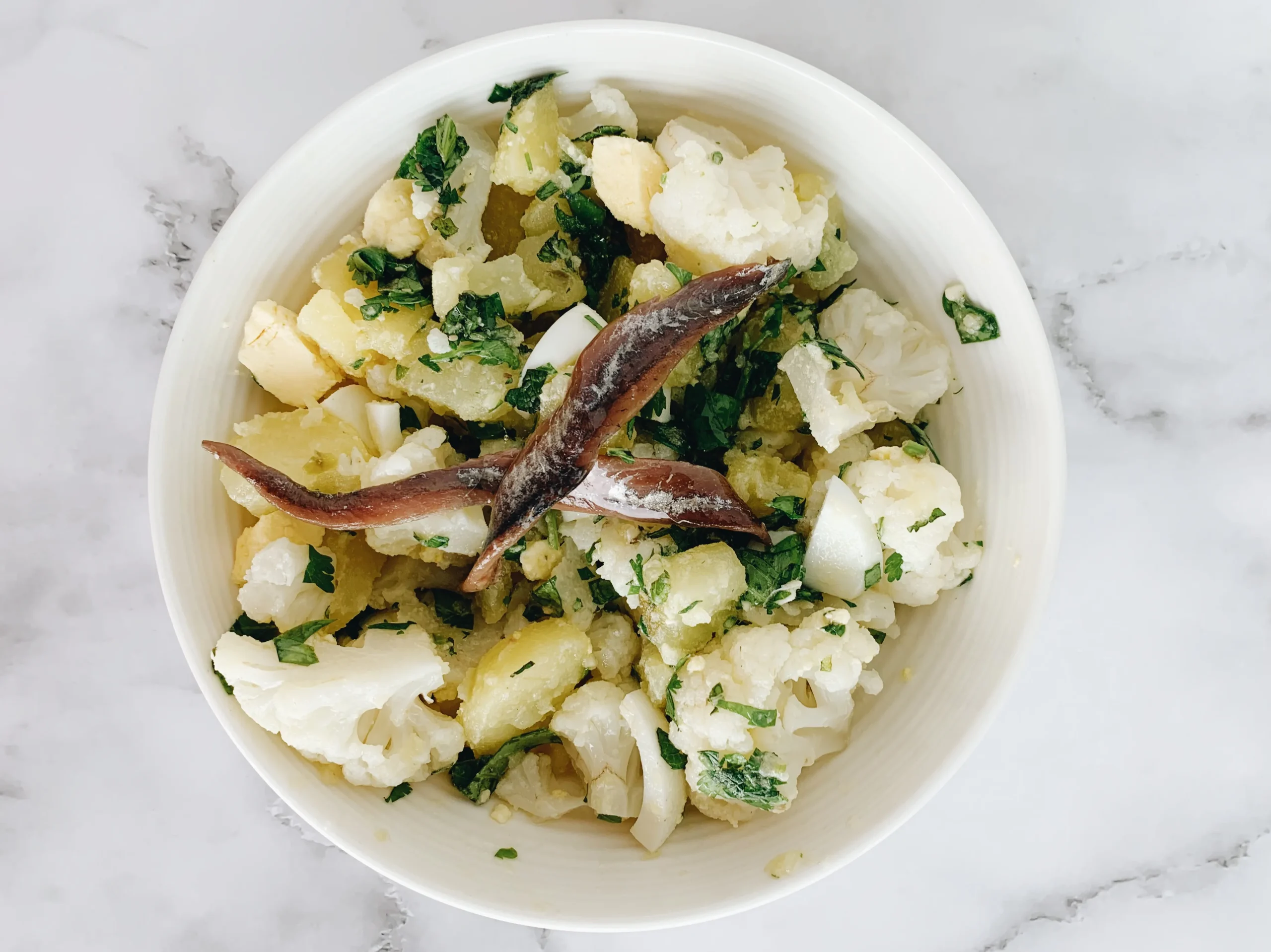 Ensalada de patata y coliflor con aliño de salsa verde