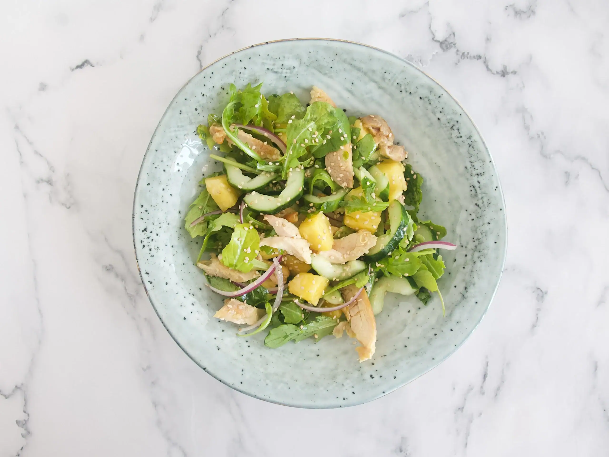 Ensalada de pollo, piña y pepino con aliño agridulce