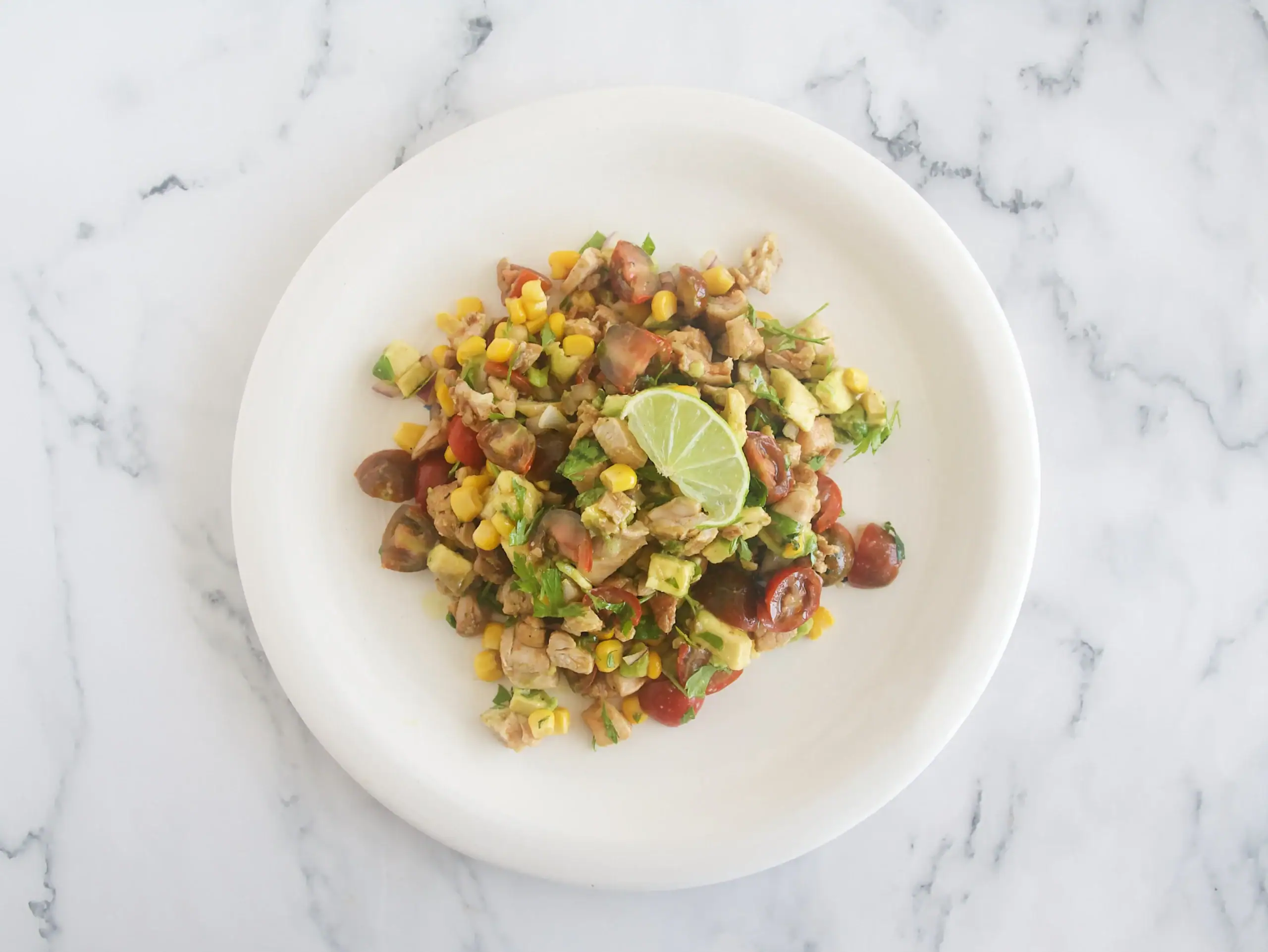 Ensalada de pollo, aguacate y maíz 